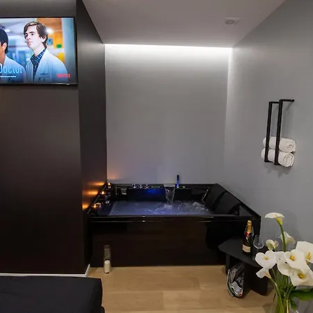 Contemporaneamente 147 - Modern & Comfort בית הארחה בארי